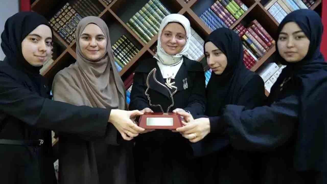 Arapça münazarada dünya ikinciliği: İzmitli İmam Hatiplilerden büyük başarı