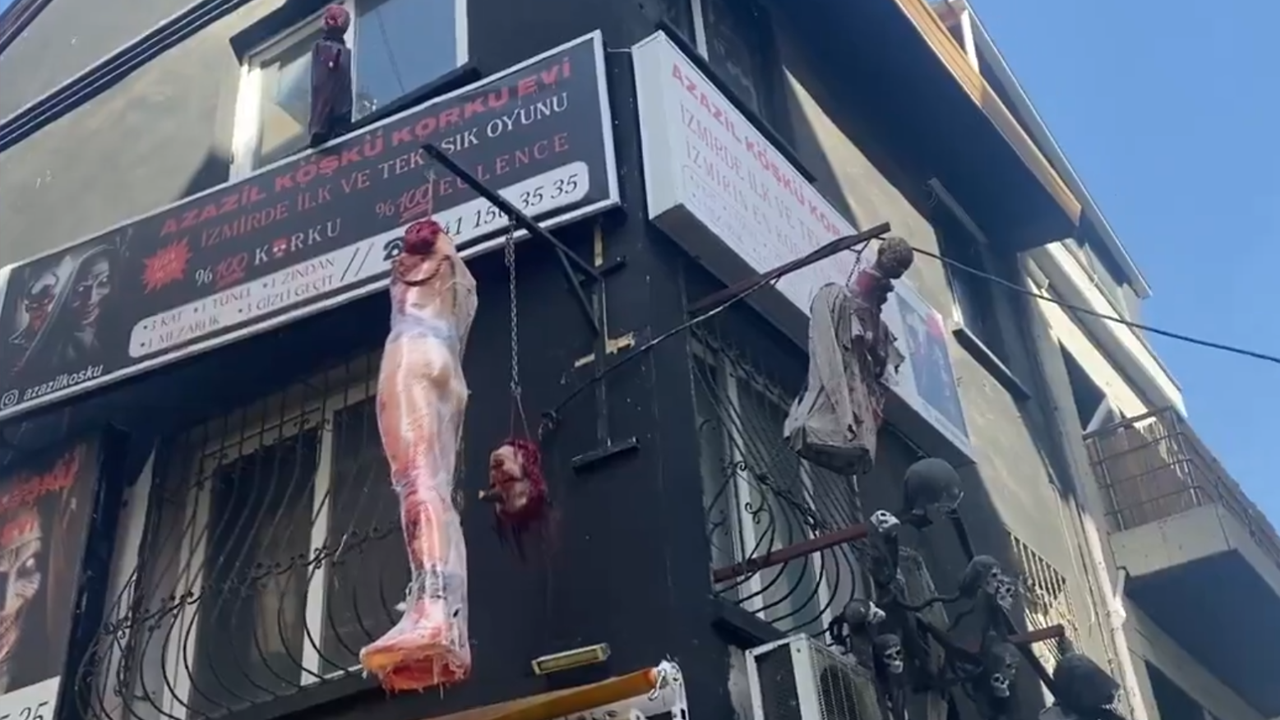 Arapça tabelaya kuduz köpek gibi saldıranlar buna ses etmiyor: Kesik başlı kadın olan tabela!