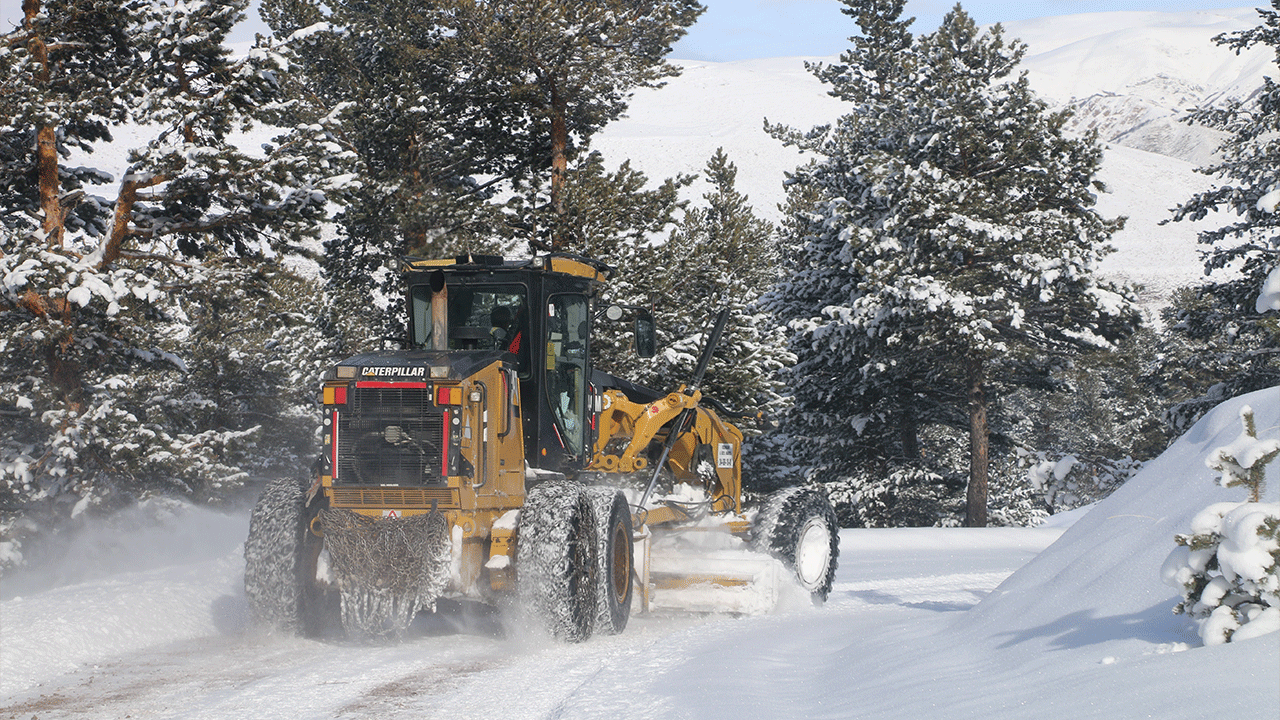 Arapgir yolunda kar yağışı sürücülere zor anlar yaşattı!