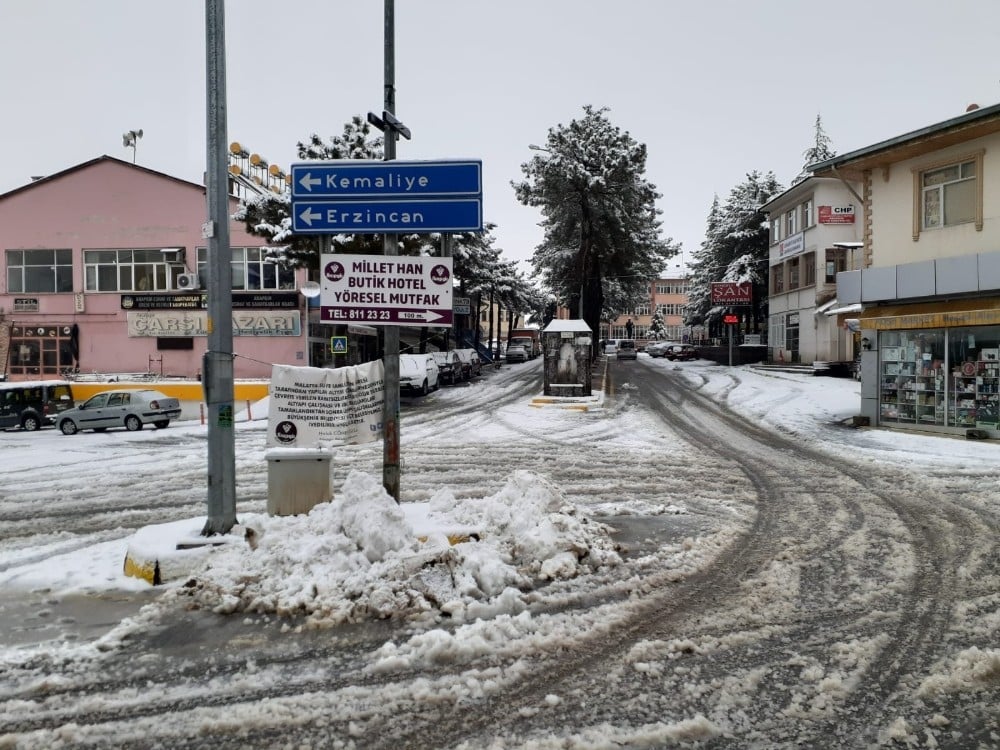 Arapgir’de korona endişesiyle boşalan sokaklar karla kaplandı 