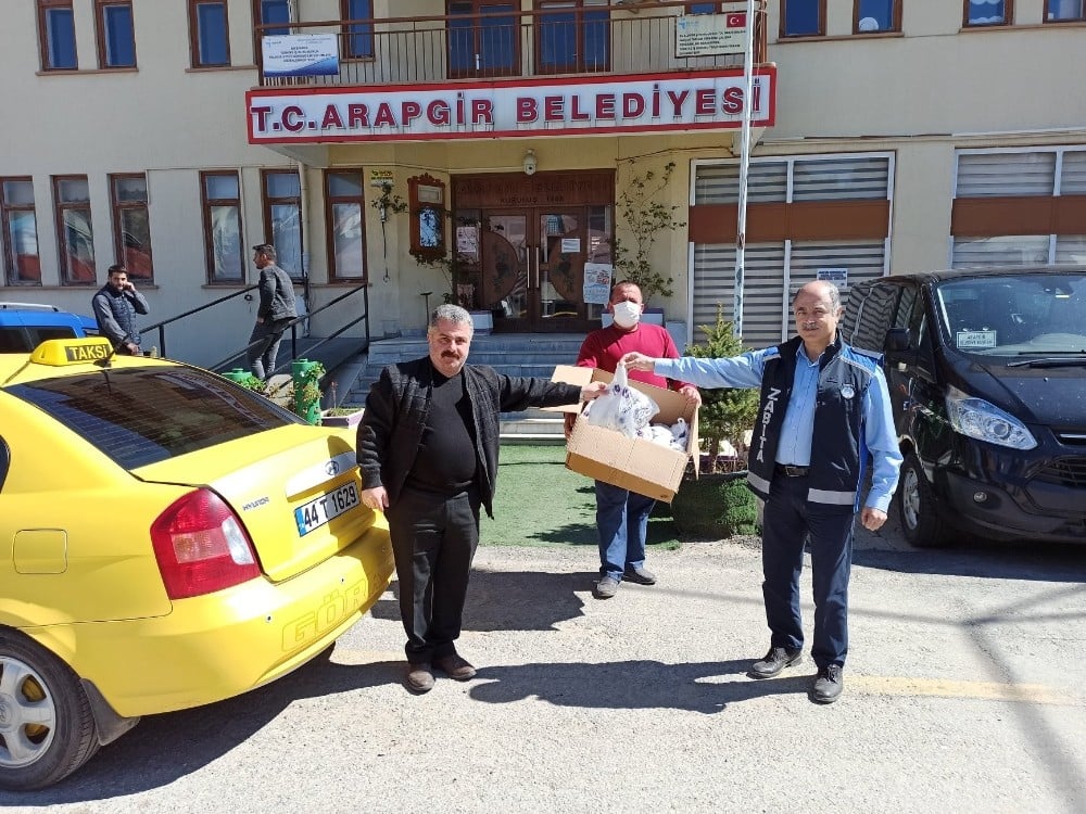 Arapgir’de taksi şoförlerine maske dağıtımı 