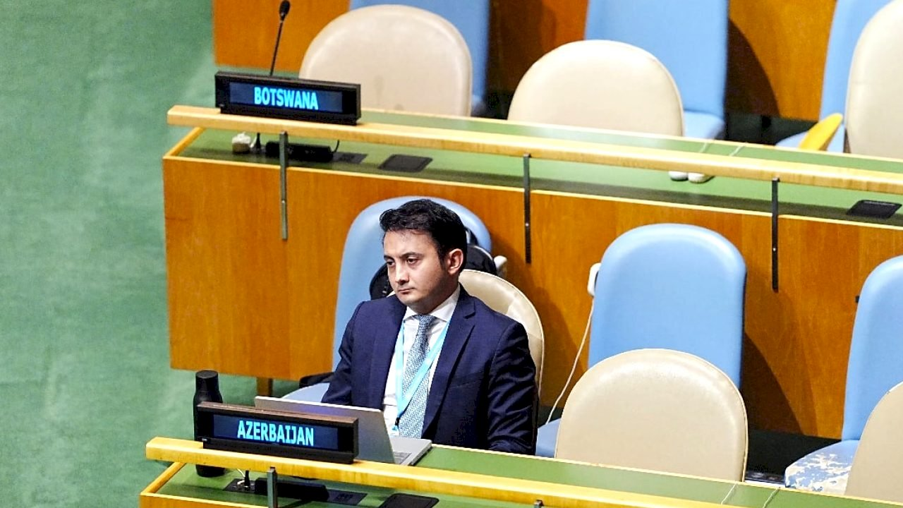'Araplar için Azerileri eleştirmeyin' diyen ırkçılara duyurulur: Azerbaycanlı yetkili Netanyahu Türkiye'yi hedef alırken de oturmaya devam etti