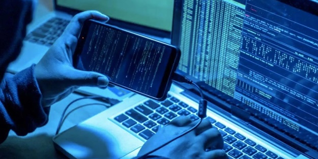 Araştırma yapılması istenildi! Yunan gazetecinin telefonunda tespit edildi