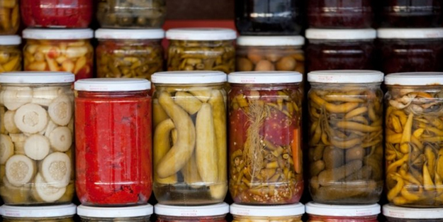 Araştırmalar turşunun bir faydasını daha ortaya çıkardı! Beyniniz için K vitamini koruma kalkanına dönüşüyor