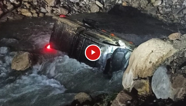 Arazi aracı dereye yuvarlandı! Üç kişi yaralandı