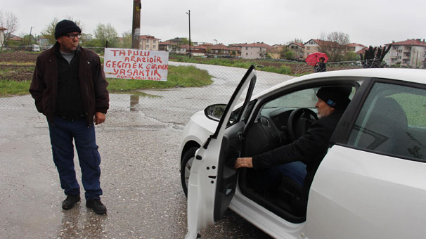 Arazisinden geçen yolu telle çevirip kapattı