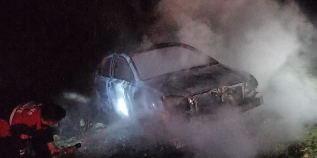 Araziye bırakılan otomobil yanarak kullanılamaz hale geldi