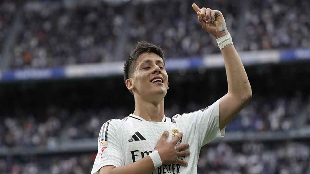 Arda Güler'in namaz kıldırdığı fotoğrafa beğeni yağdı