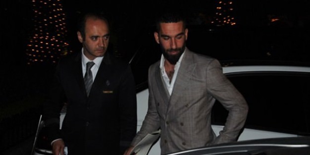 Arda Turan arabasının plakasını düşürdü