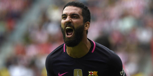 Arda Turan az daha halk otobüsüne çarpıyordu!