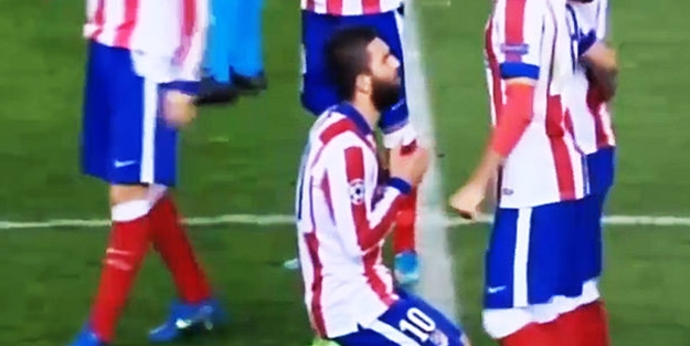 Arda Turan diz çöküp dua etti!../VİDEO