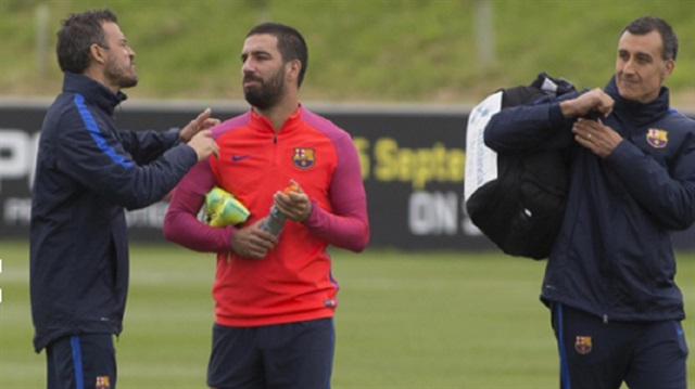 Arda Turan kramponlarını yere fırlattı