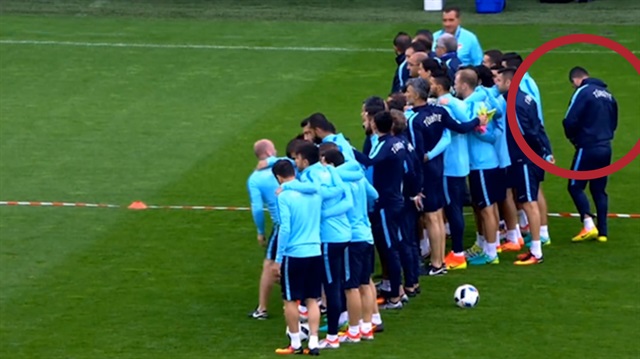 Arda Turan toplu fotoğrafa girmedi