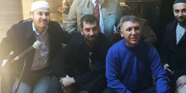 Arda Turan uçaktan indi, camiye koştu