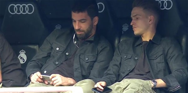 Arda Turan yedek kulübesinden derbiyi izledi!