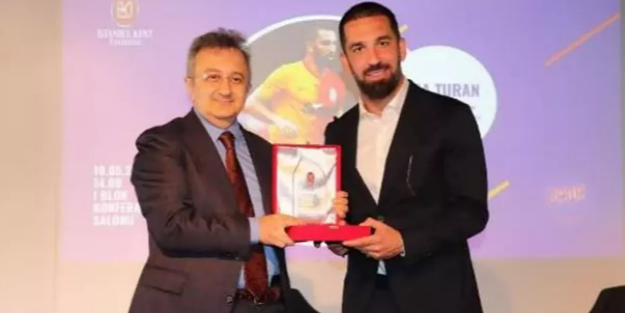 Arda Turan yılın en sevilen ve örnek alınan futbolcusu ödülüne layık görüldü