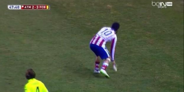 Arda Turan hakeme ayakkabı fırlattı