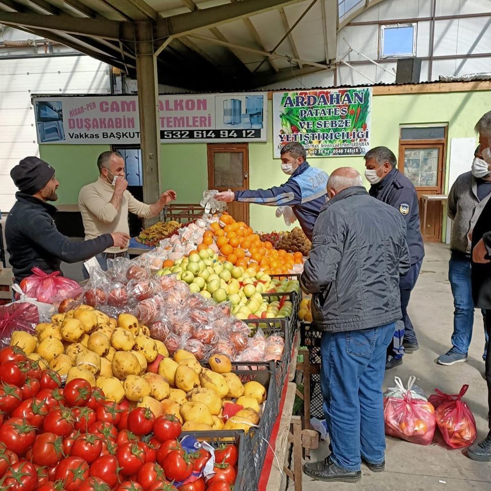 Ardahan Belediyesi pazarda maske dağıttı 