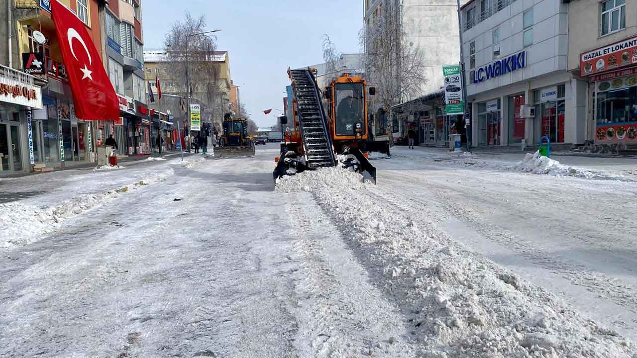 Ardahan beyaz örtüye teslim! Ekipler sahada: Kar ve buzla amansız mücadele!