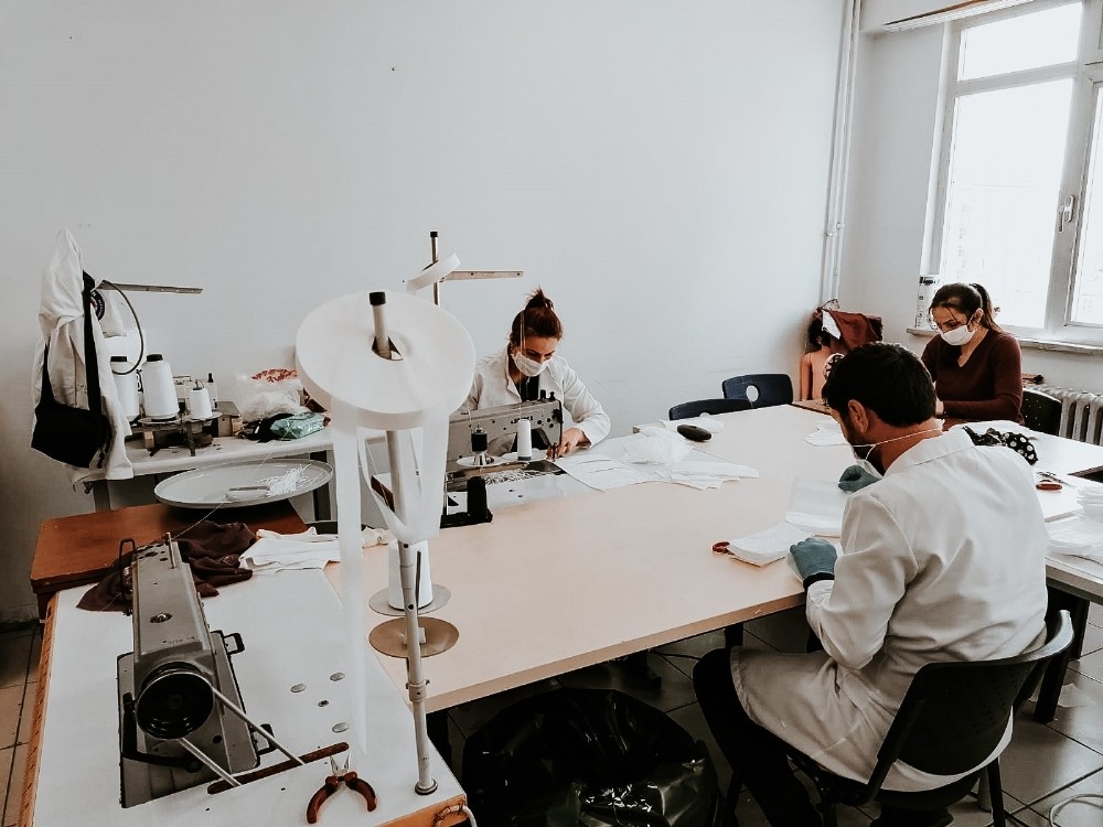 Ardahan Halk Eğitim Merkezinde maske üretimi 
