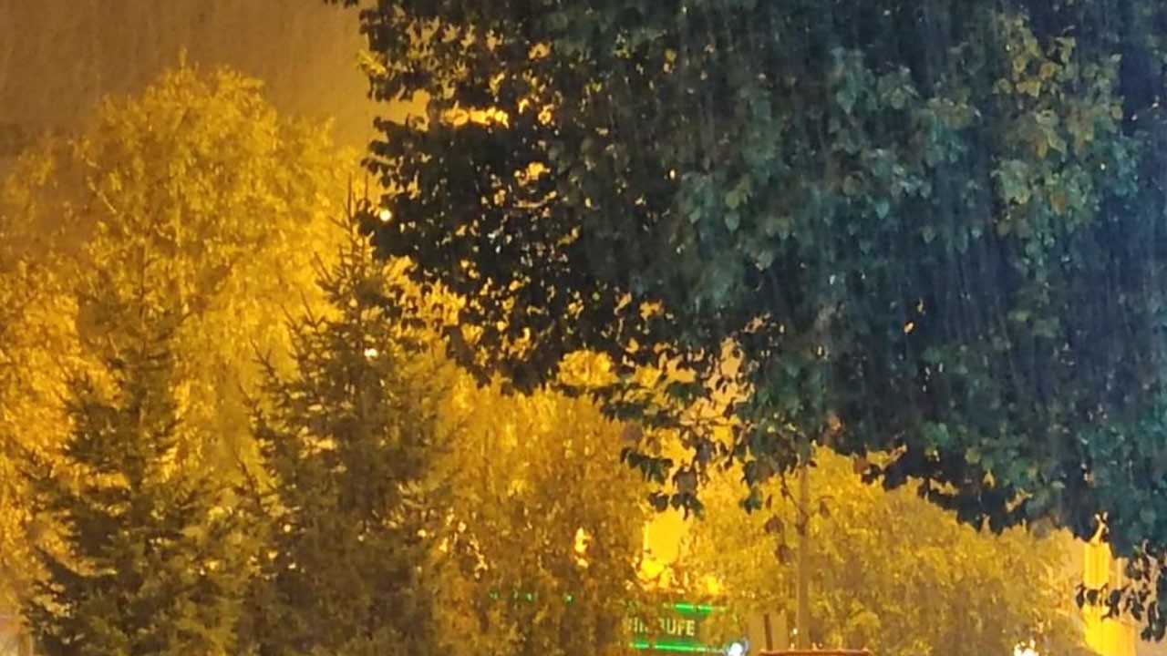 Ardahan kent merkezine mevsimin ilk karı düştü