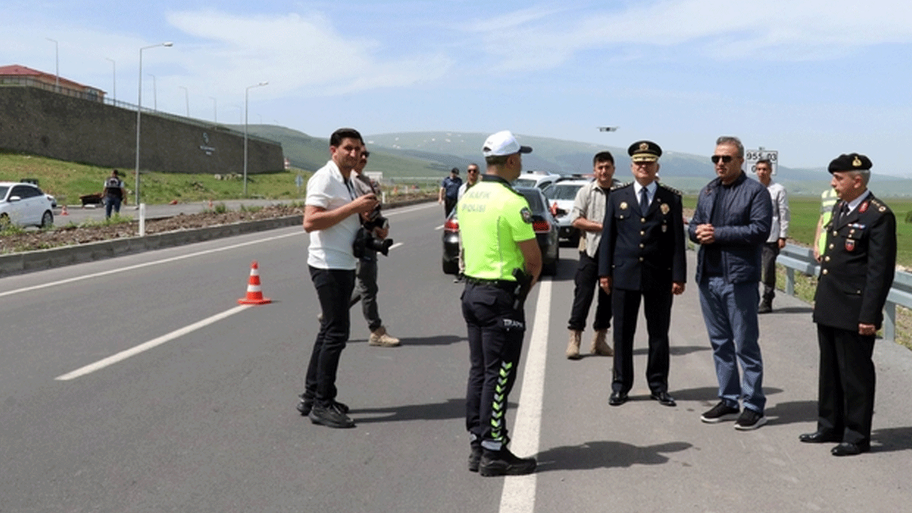 Ardahan Valisi Çiçek'ten trafik denetimlerine ziyaret!