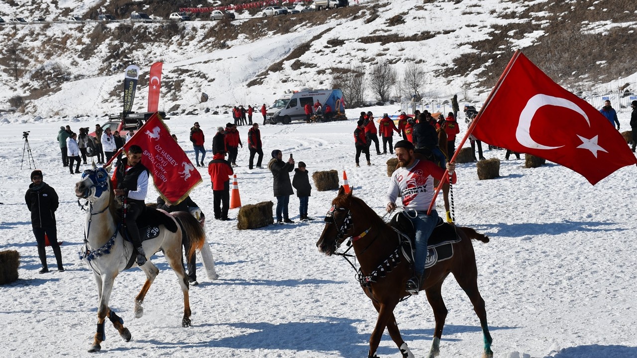 Ardahan'da 9. Çıldır Gölü Altın At Kristal Buz Festivali renkli görüntülere sahne oldu