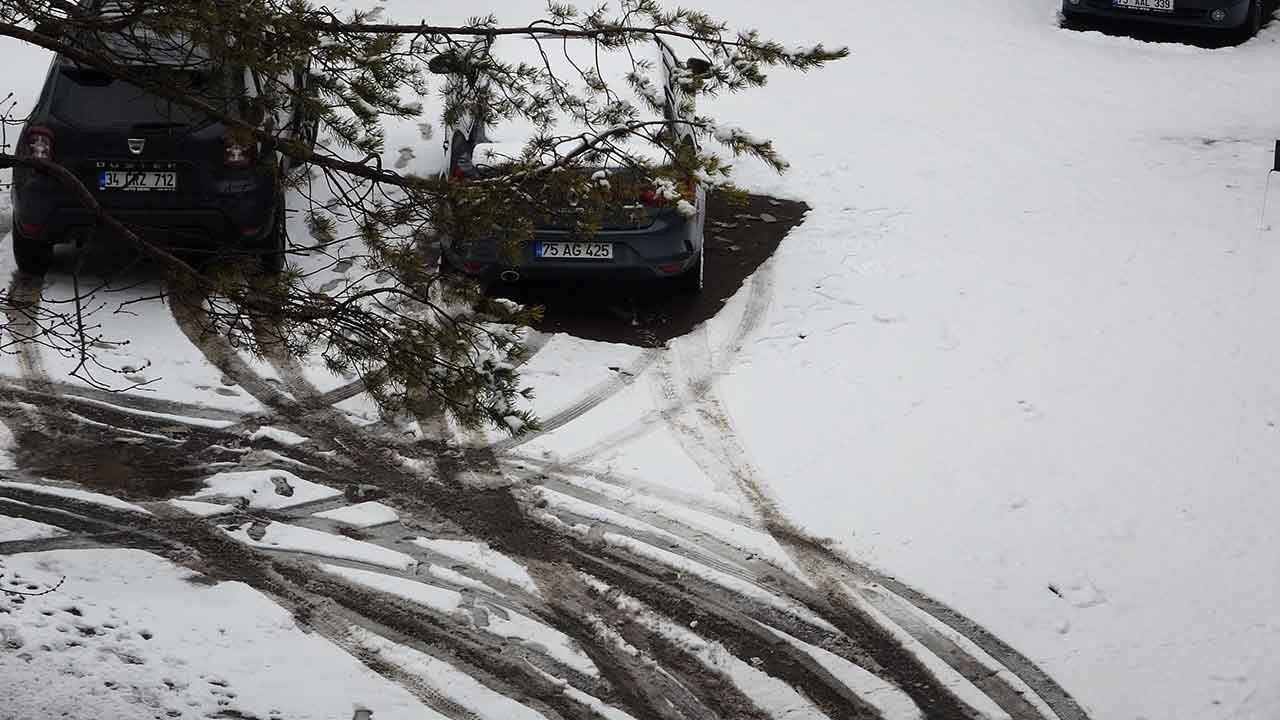 Ardahan'da bahar beklerken lapa lapa kar sürprizi: Kent dakikalar içinde beyaza büründü!