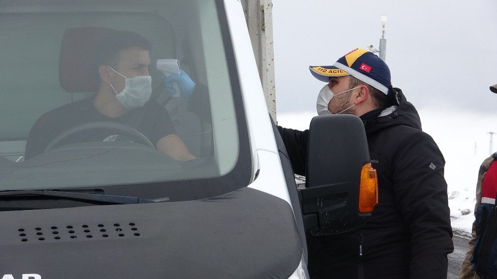 Ardahan’da geçiş güzergâhlarında ’Korona virüs’ denetimi 