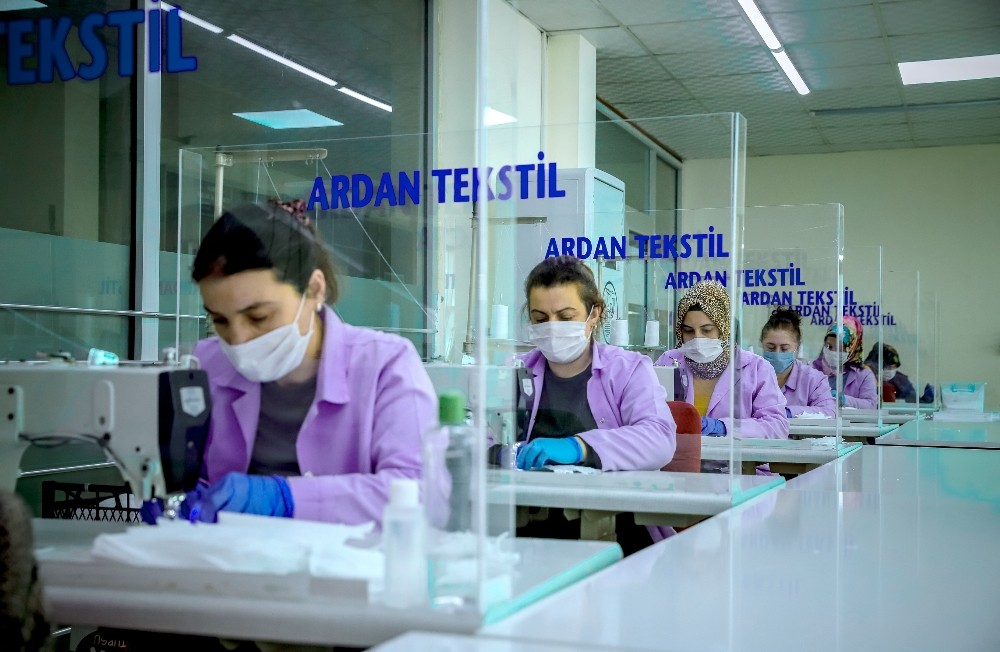 Ardahan’da günde 15 bin maske üretiyorlar 
