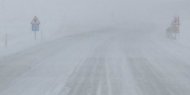 Ardahan'da iki kara yolu zincirsiz tır geçişlerine kapatıldı