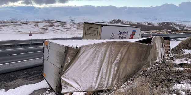 Ardahan'da kar ve buzlanma! Trafik kazasına sebep oldu