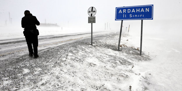 Ardahan'da kar ve tipi ulaşımı engelliyor
