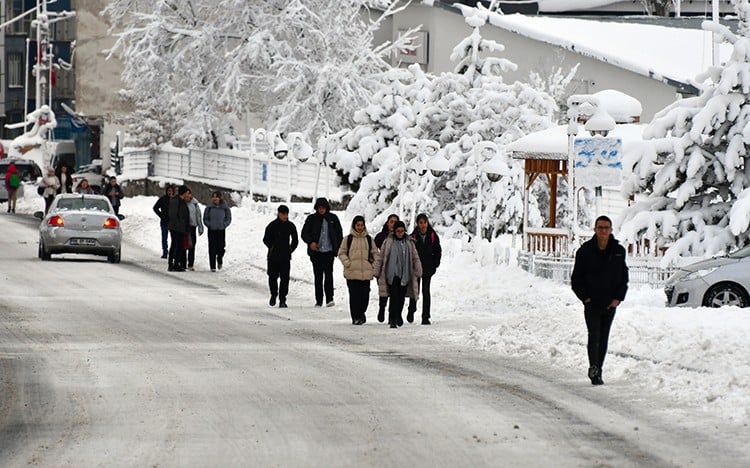 Ardahan’da kar ve yoğun tipi ulaşımda aksamalara neden oldu