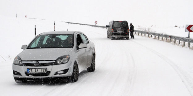 Kar yağışı ulaşımı aksattı