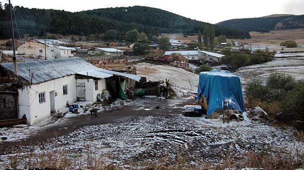 Ardahan'da kar yağışı ve dolu etkisini gösterdi