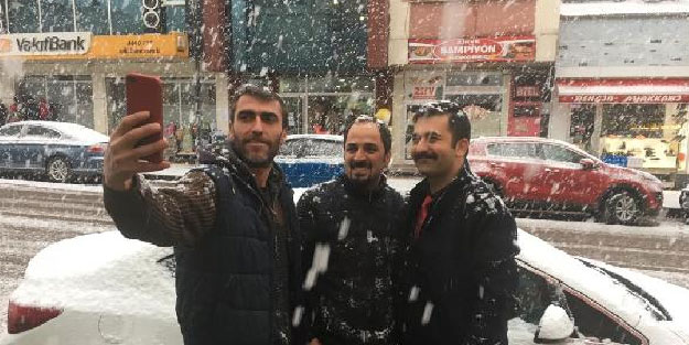 Ardahan'da Nisan ayında lapa lapa kar yağdı