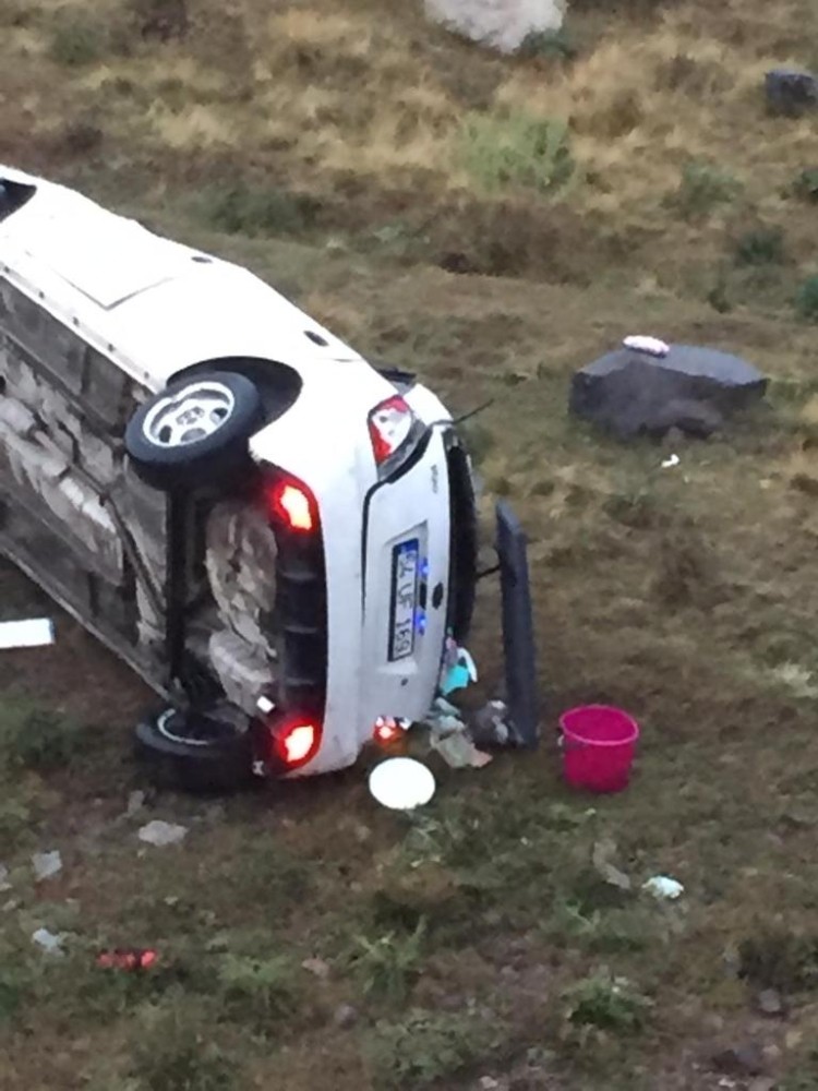 Ardahan’da otomobil şarampole yuvarlandı: 2 yaralı 