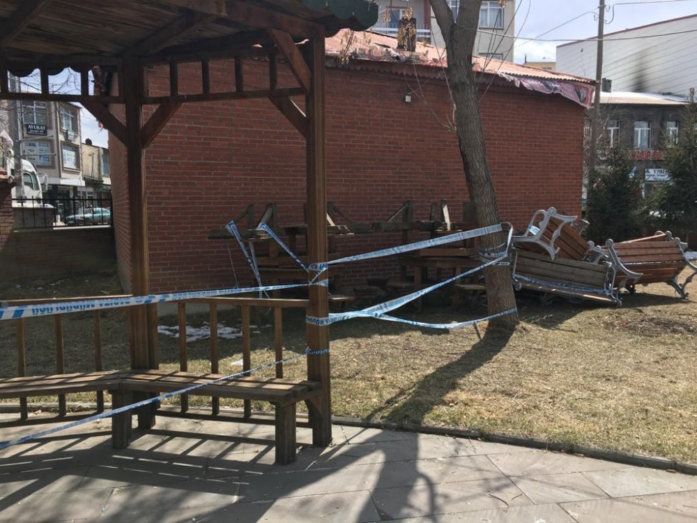 Ardahan’da parklarda ki banklar sökülüyor 