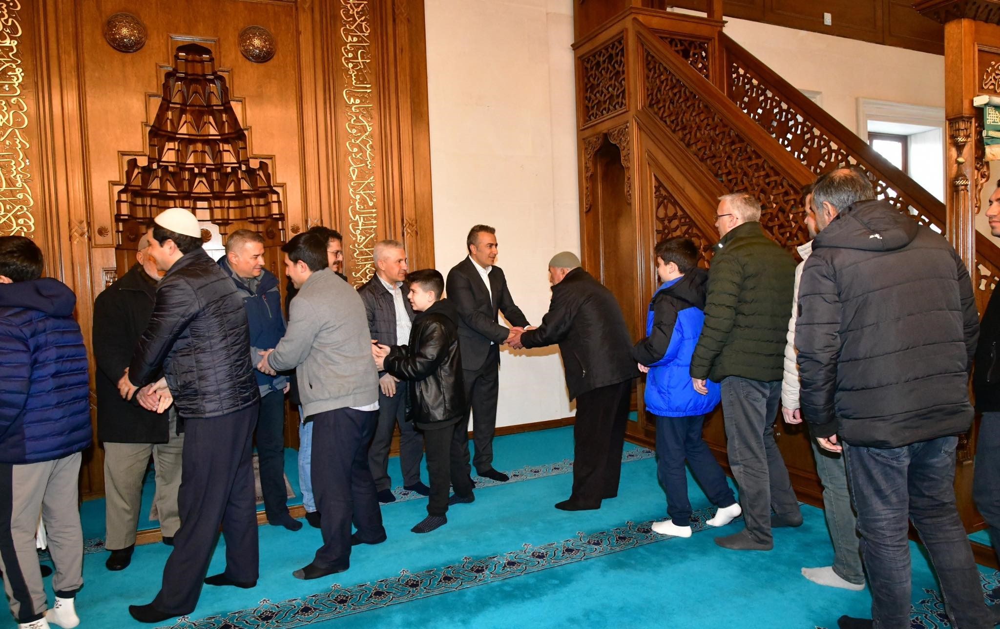 Ardahan'da protokol ile vatandaş camide bayramlaştı