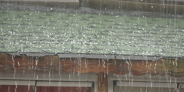 Ardahan'da sağanak ve dolu! Yollar göle döndü, araçlar zarar gördü