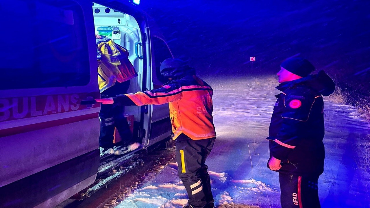  Ardahan'da tipi kazası: Araç şarampole yuvarlandı