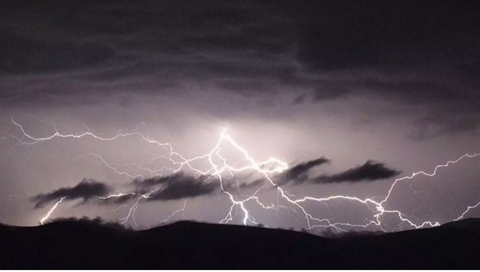 Ardahan'da yıldırımın isabet ettiği bir çocuk hayatını kaybetti