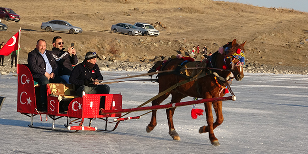 Ardahan'da buz tutan Çıldır Gölü'nde kızak keyfi!