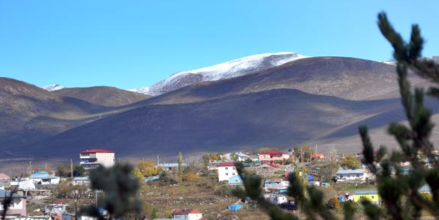 Ardahan'ın yüksek tepeleri beyaza büründü