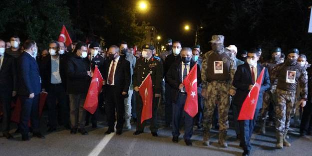 Ardahanlılar Türk bayraklarıyla yürüdü