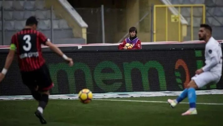 Arda’nın alt yapı fotoğrafları gündem oldu! Bakın 10 numara olmanın sırrını kimden öğrenmiş