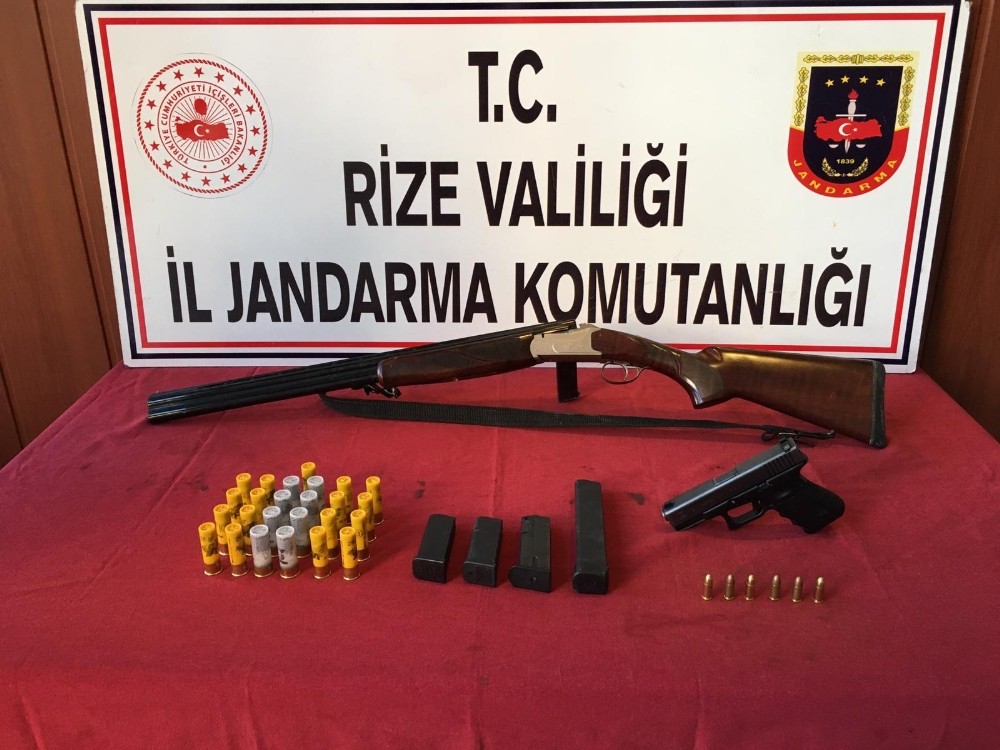 Ardeşen’de silah kaçakçısının evine baskın 