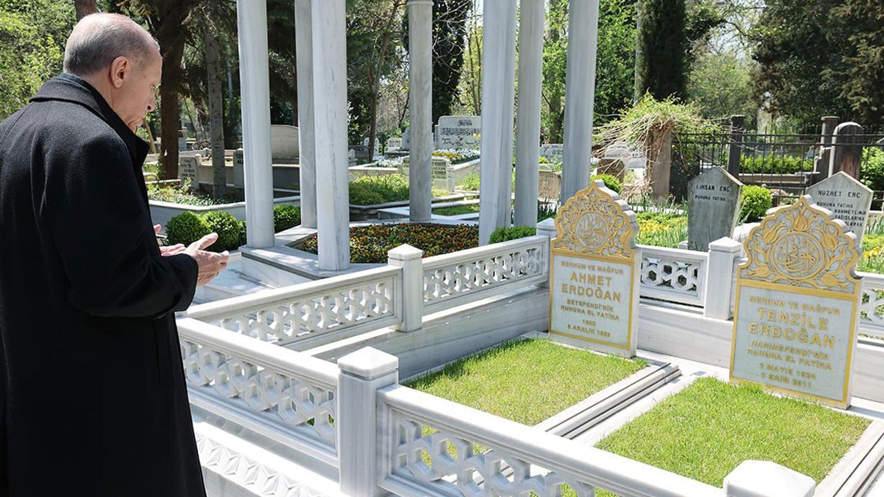 Arefe günü hüzün ve dua! Cumhurbaşkanı Erdoğan, anne ve babasının kabirlerini ziyaret etti