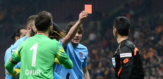 Arena'da hakeme kırmızı kart!